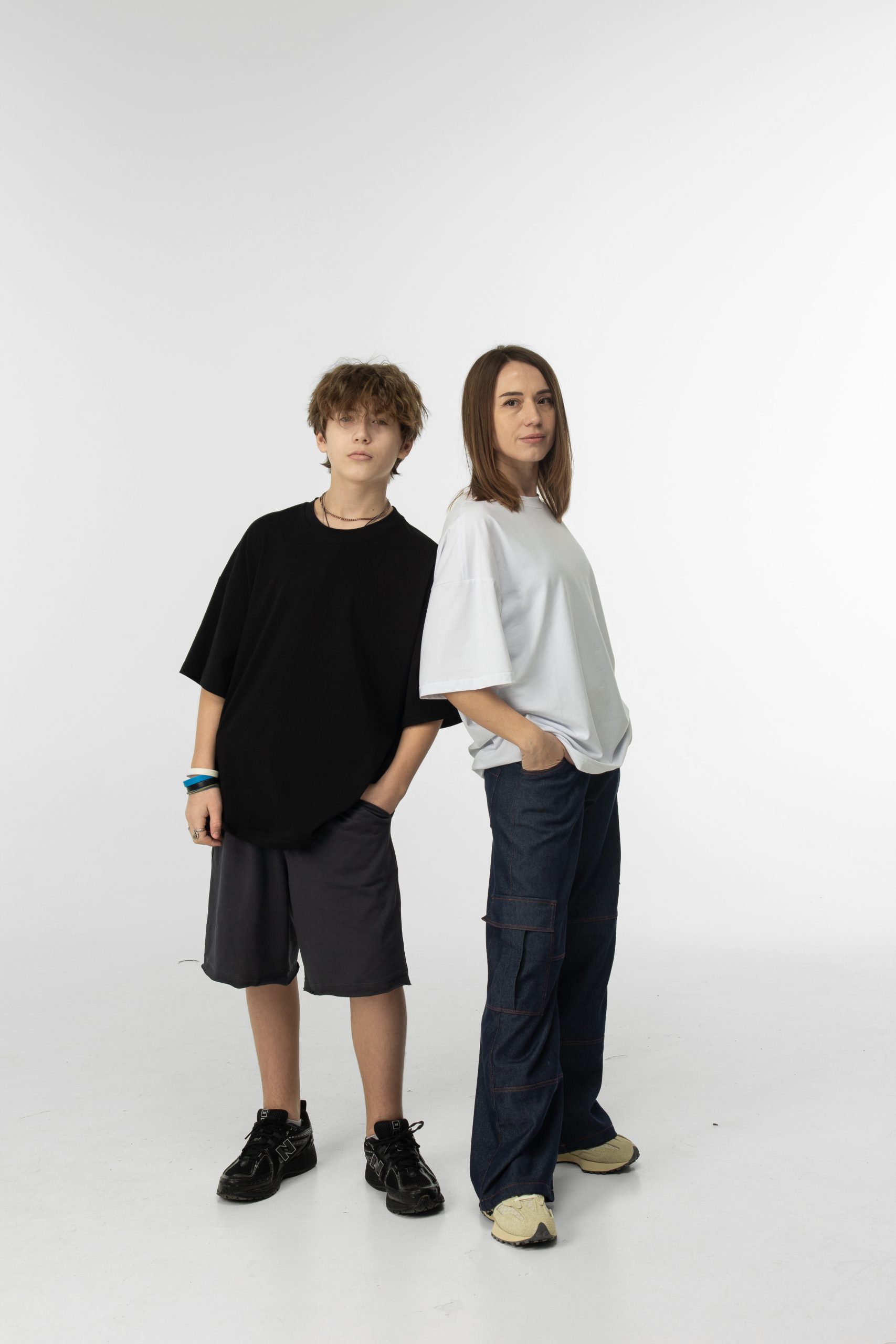 Базова футболка для жінок біла oversized